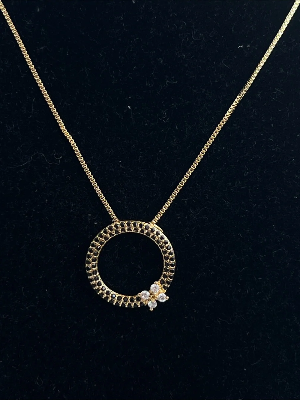 🩷-Gold Circle Pendant Necklace with black pavé and flora Crystal Accent